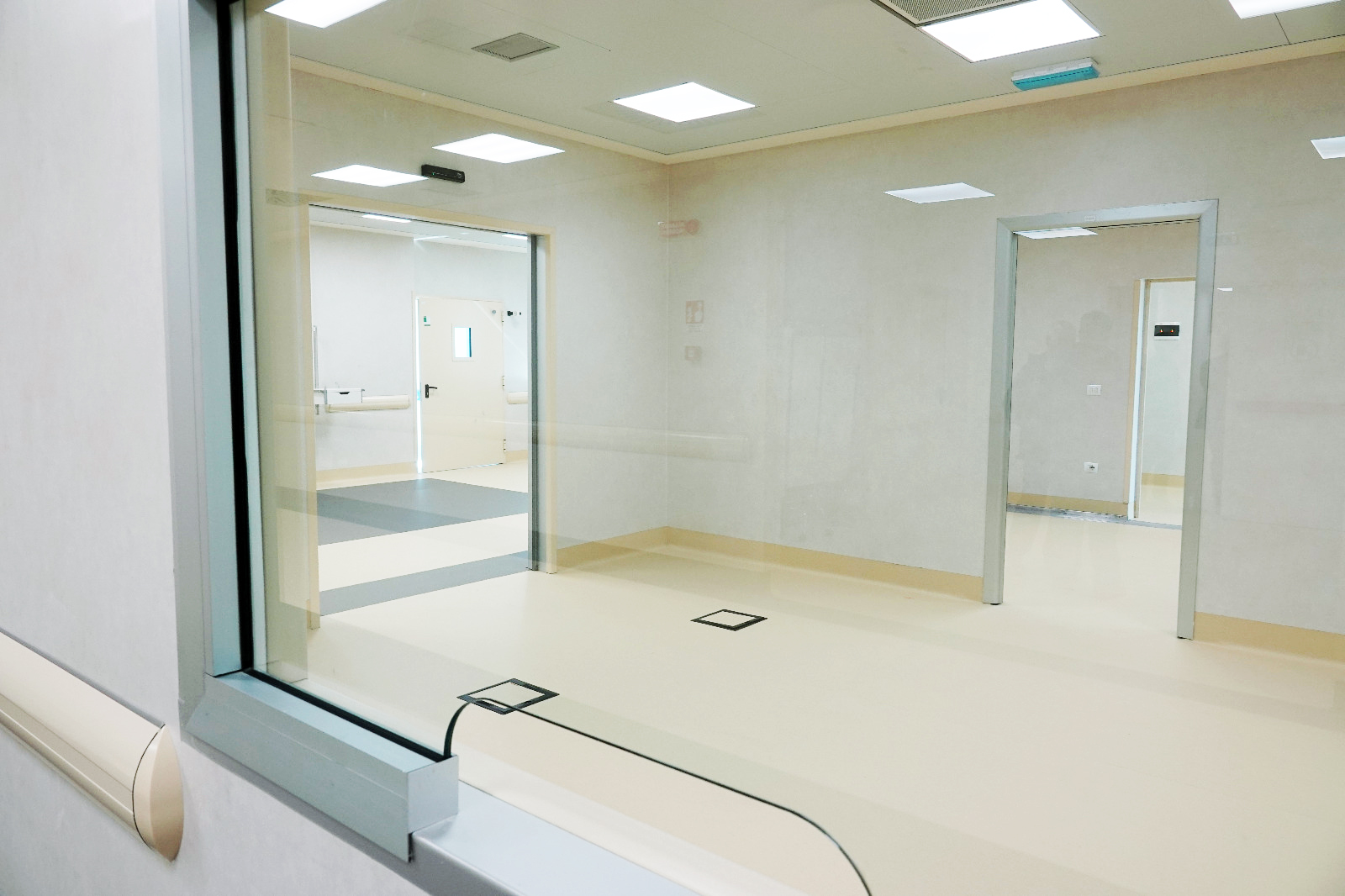 Galleria POLICLINICO DI FOGGIA, EMILIANO E PIEMONTESE INAUGURANO IL NUOVO BLOCCO OPERATORIO: 6 NUOVE SALE DI ULTIMA GENERAZIONE PER CARDIOCHIRURGIA, NEUROCHIRURGIA E RADIOLOGIA INTERVENTISTICA. - Diapositiva 22 di 22