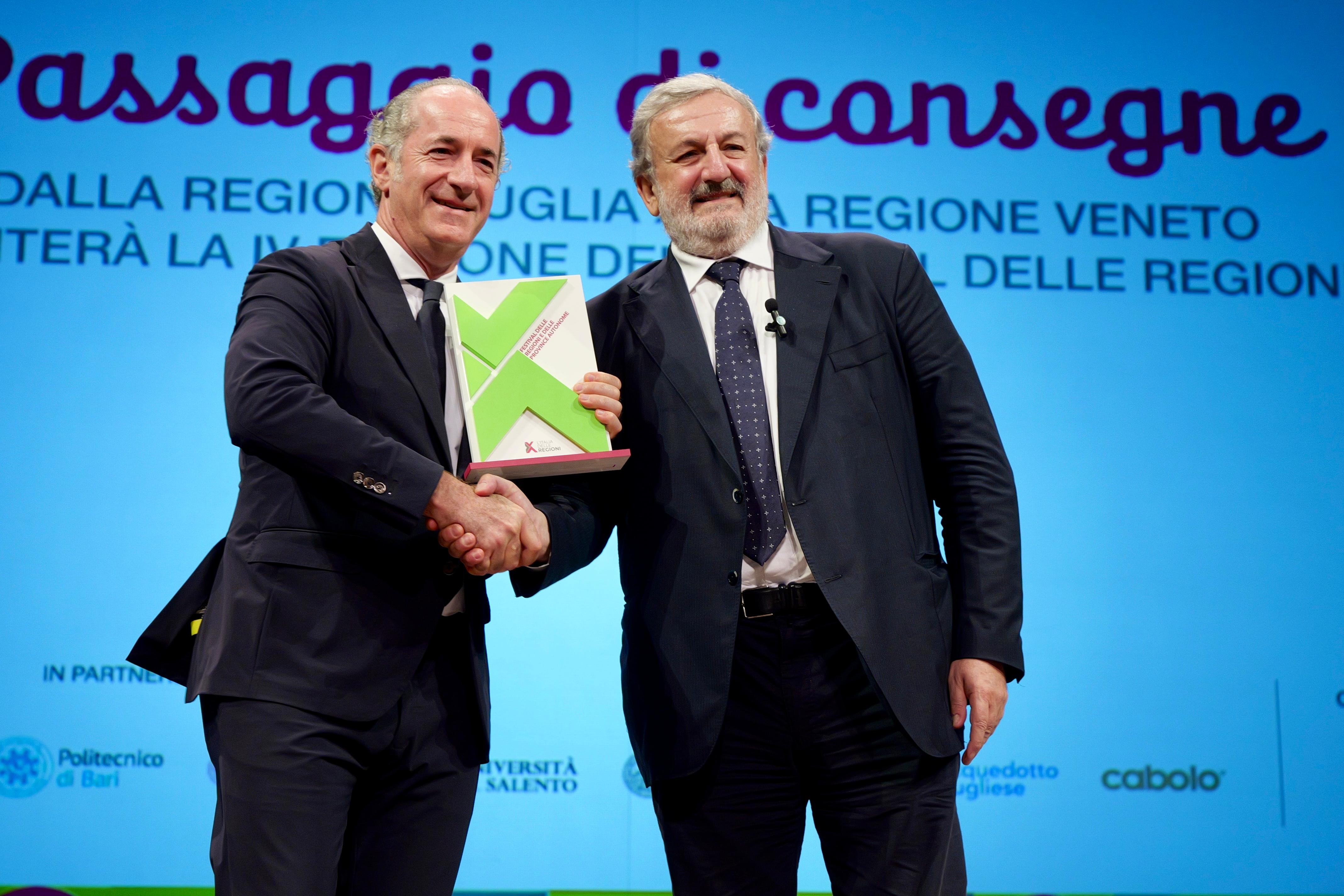 Galleria FESTIVAL DELLE REGIONI, PASSAGGIO DELLE CONSEGNE TRA PUGLIA E VENETO PER L’EDIZIONE 2025 - Diapositiva 5 di 5