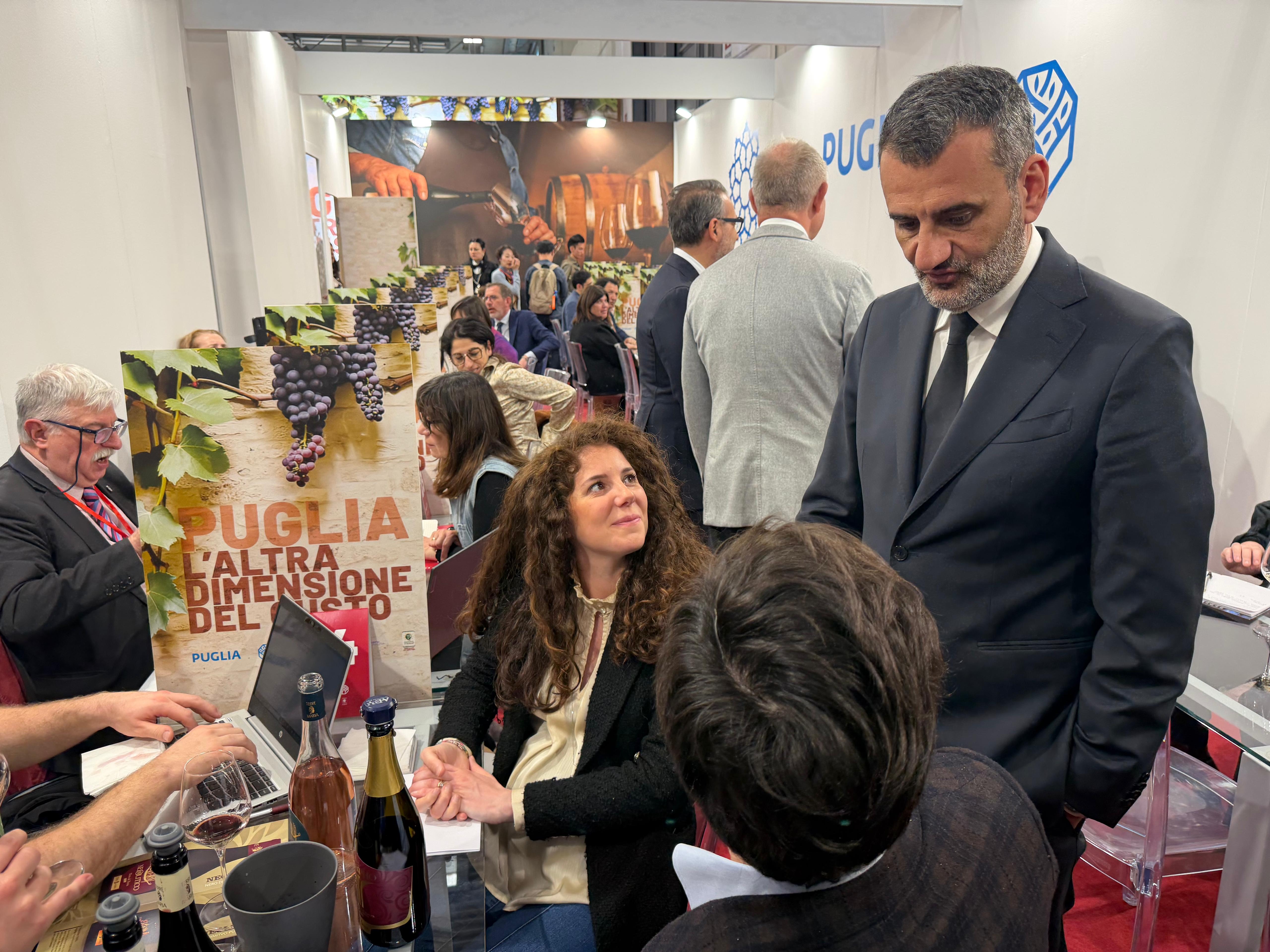 Galleria Vinitaly 2026, seconda giornata: la Puglia accelera sull’export e rafforza le connessioni tra imprese e mercati internazionali - Diapositiva 8 di 9